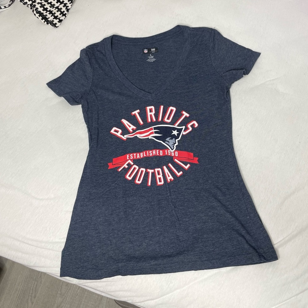 PATRIOTS V-NECK TEE